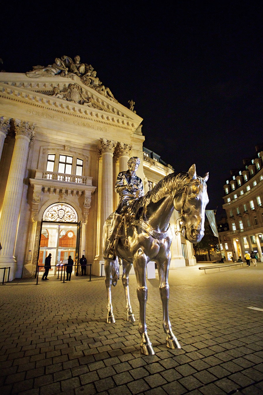 正面に展示されているアメリカ人アーティスト チャールズ・レイ氏の作品«馬と騎手»。夜はとりわけ、シルバーの存在感が増す。