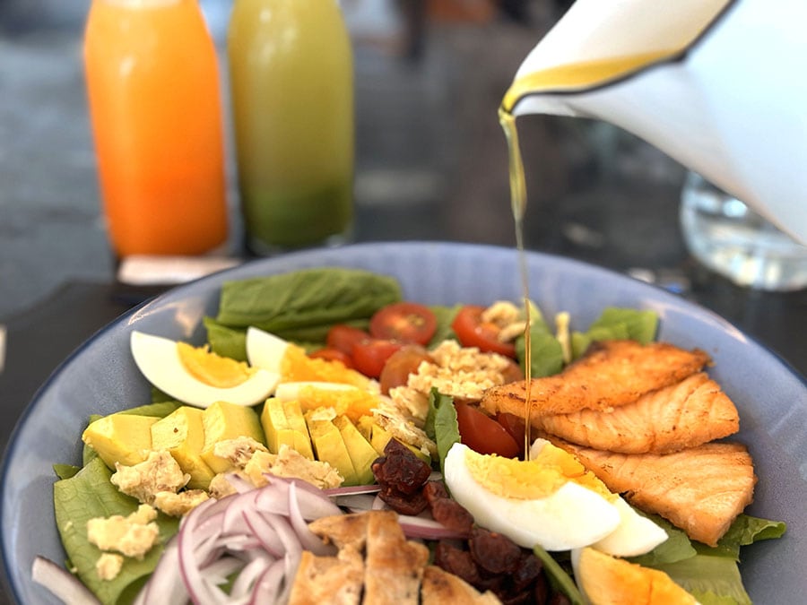 プライベートヴィラで食べるランチは、自家製野菜のランチとビタミンたっぷりのジュース。
