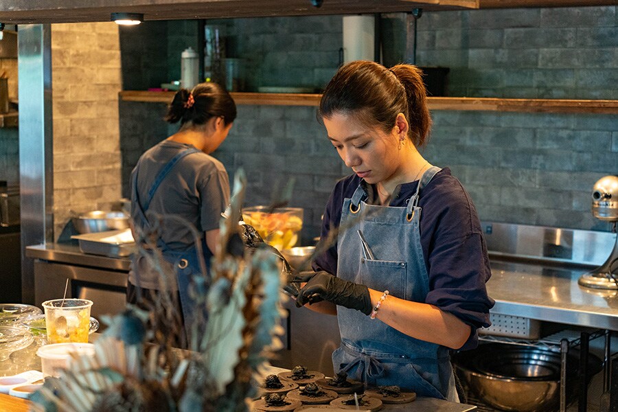 料理長の小川苗さん。高級レストランにおける女性の地位向上も目標のひとつ。