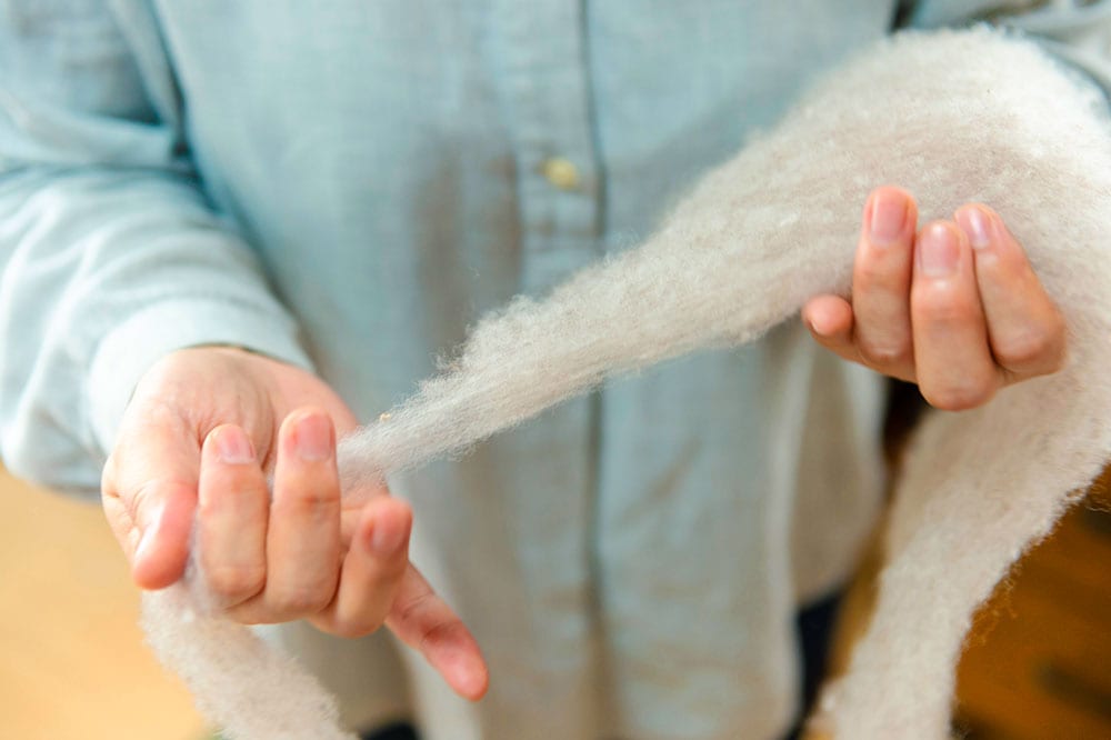 羊毛の声を聞きながら糸を紡いでいく。