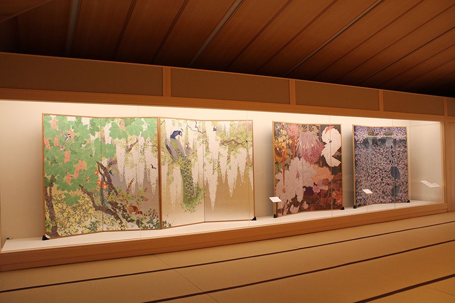 京都在住の日本画家、中野大輔氏の作品。左の《ひかりあまねく》(2019年)は、この展覧会に合わせて描いた新作。
