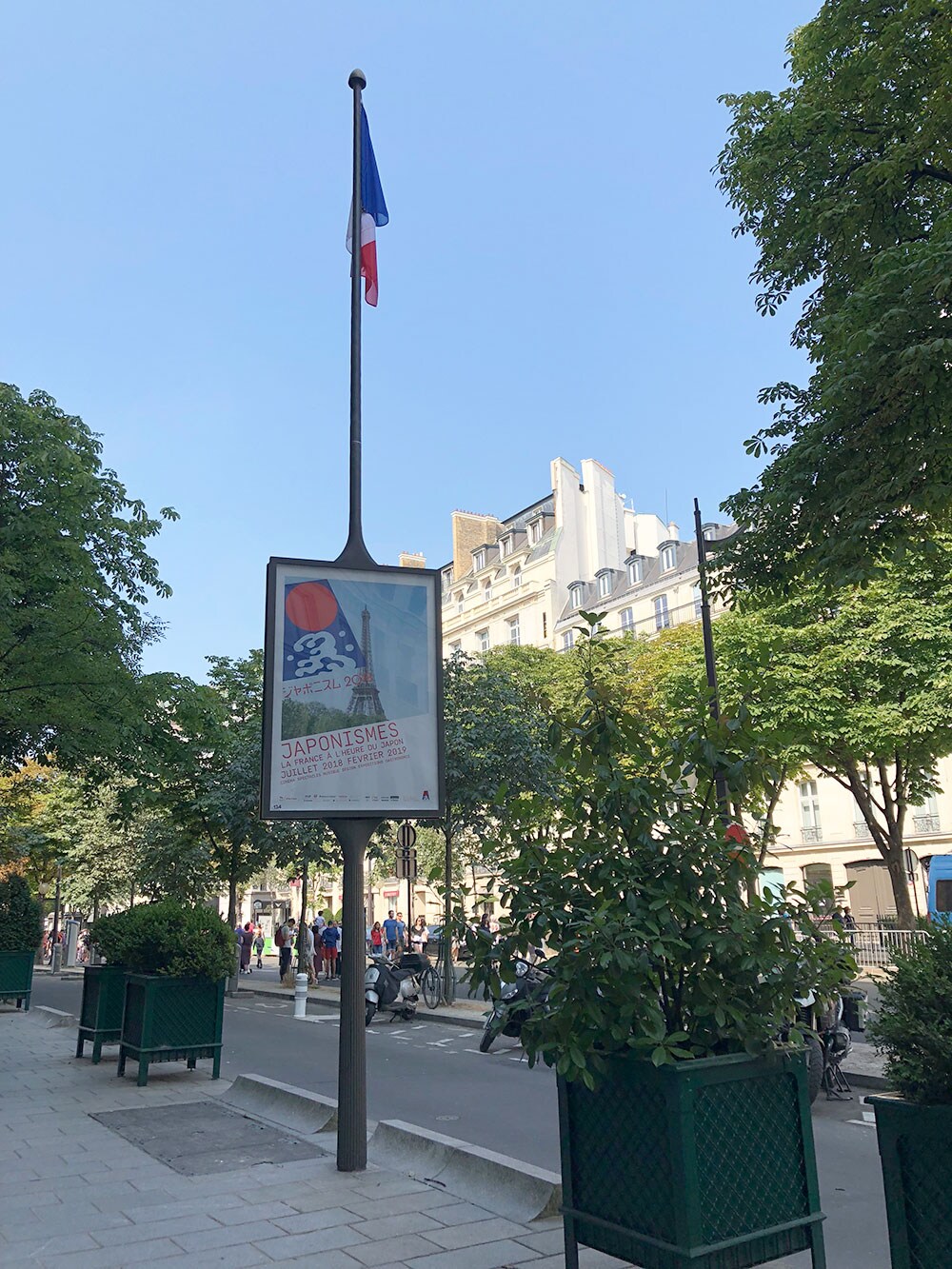 パリの街角で出会う「ジャポニスム2018：響き合う魂」のポスター。今世紀のジャポニスムは、フランスでどのような旋風を起こすのか。