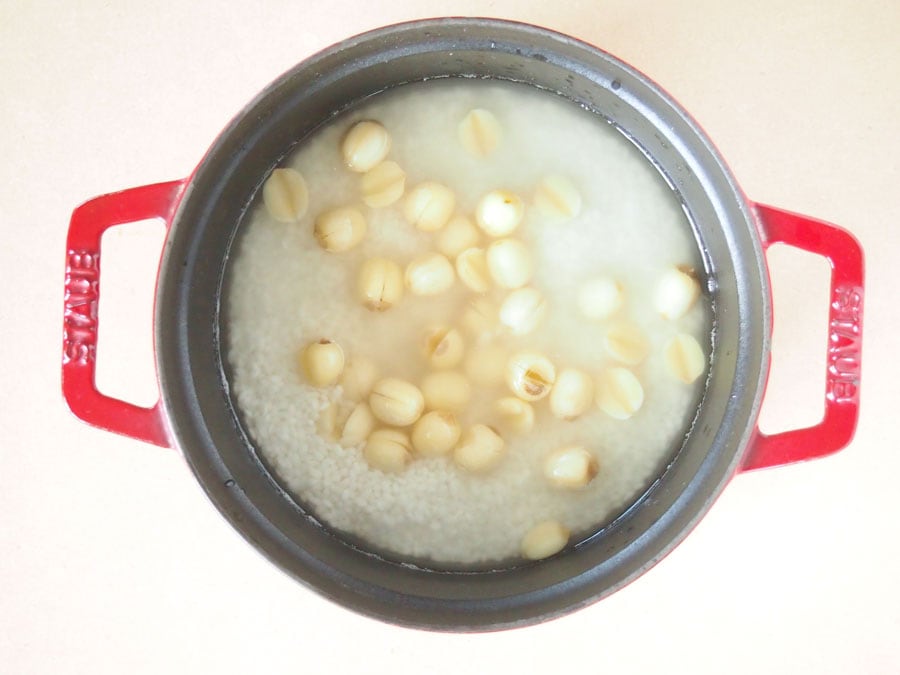(4) 白米は研いで2合分の水を入れて1時間ほど浸水させます。水気を切った蓮の実を入れて炊飯します。※炊飯器で炊いても大丈夫です。