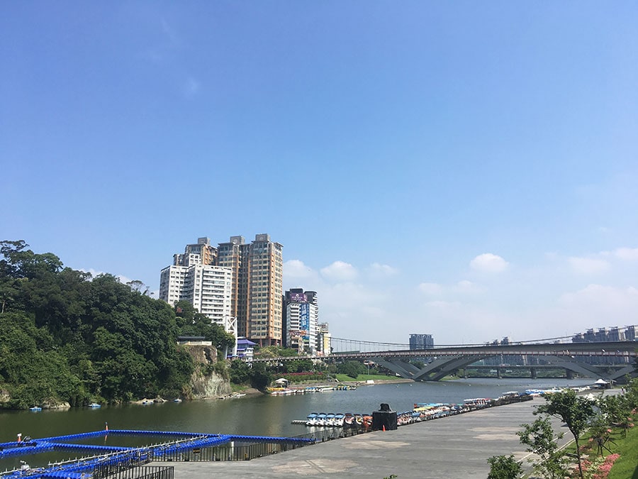 カフェの一番先端からの吊り橋側の景色。川幅は結構広い。