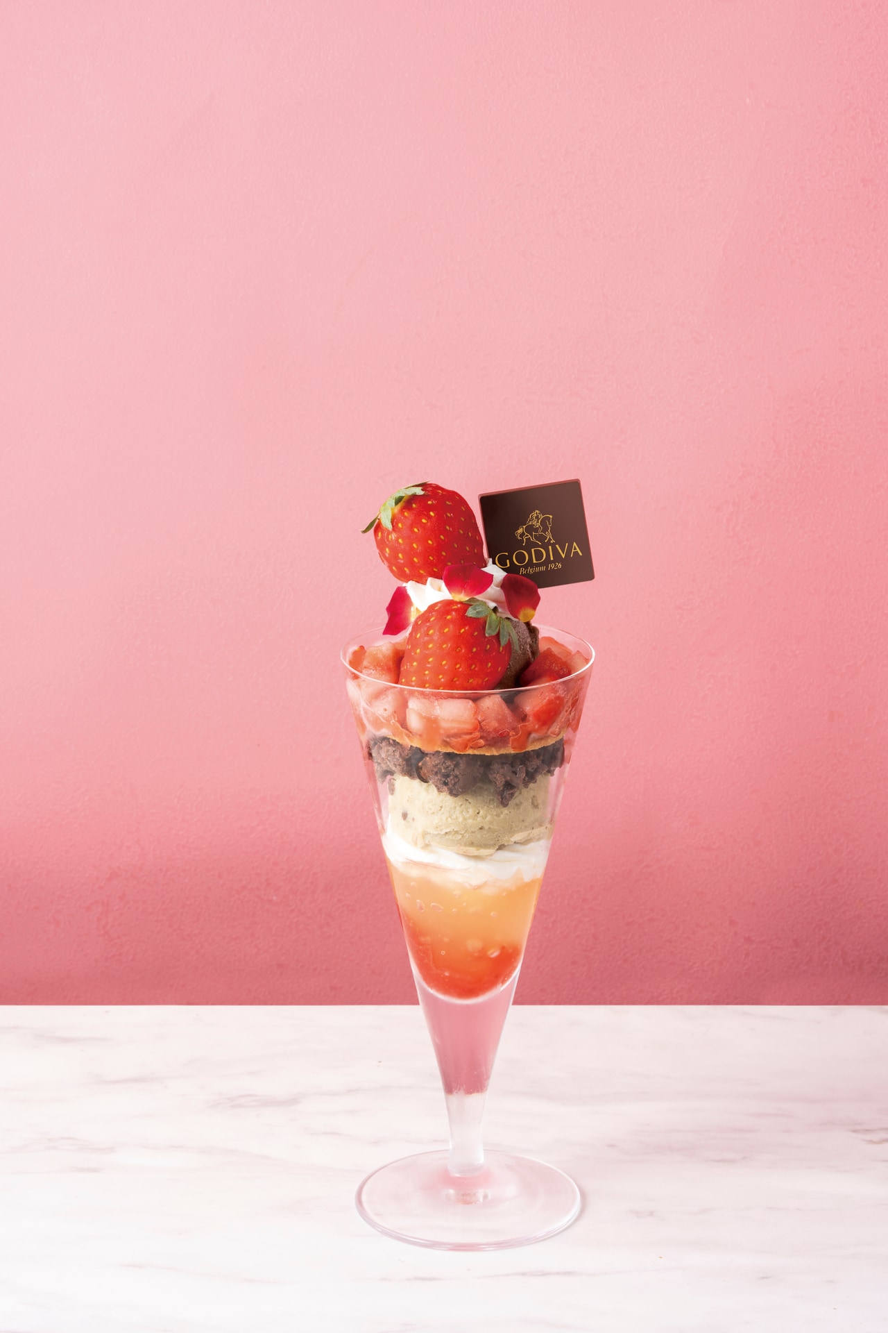 ジャスミンとローズ香るいちごパフェ：2,300円。