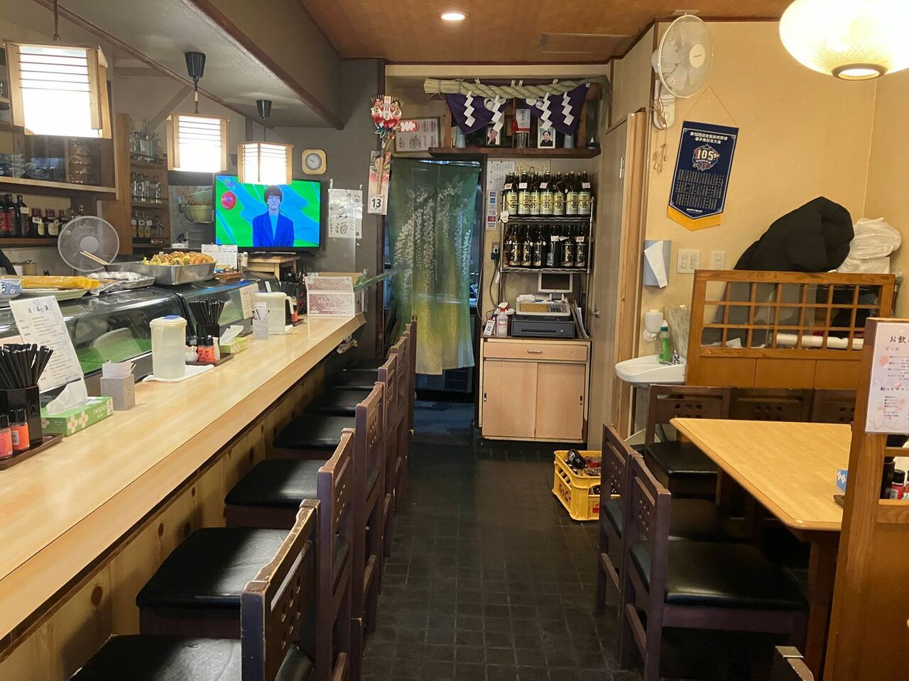 寿司屋だけにゆったりとした店内