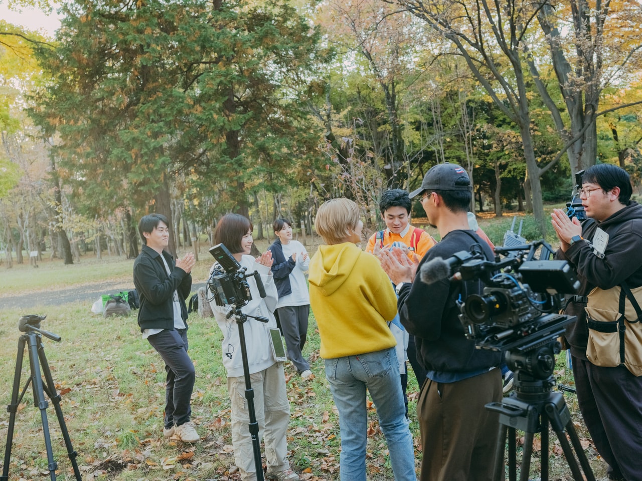 クランクアップを迎えたチームの面々。
