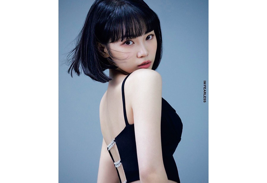 2022年にデビューしたLE SSERAFIM。IZ*ONE時代のCHAEWONはブラウンのロングヘアだった。@le_sserafim