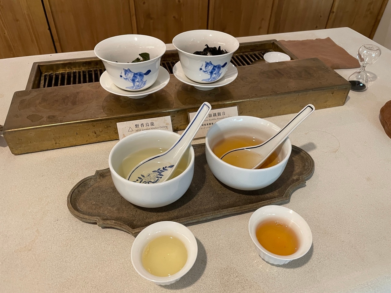 すっきりとした香り高い烏龍茶と、深みのある味わいの鉄観音茶。どちらも購入したくなるおいしさです。