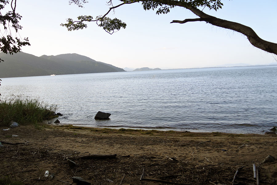 「ふれあい水泳場」の看板がある杉谷浜。穏やかな、小さな入り江です。