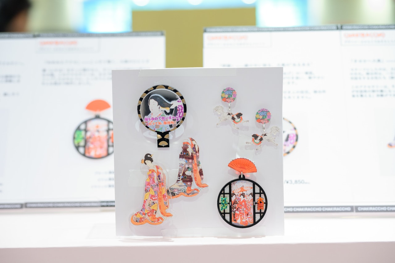写真左上から時計回りに「CHAKIRACCHO　柄鏡」3,850円、「CHAKIRACCHO　はしゃぐ狆」3,850円、「CHAKIRACCHO　おめみえアクセ」4,400円、「CHAKIRACCHO　着せかへ大奥」4,950円。撮影：平松市聖
