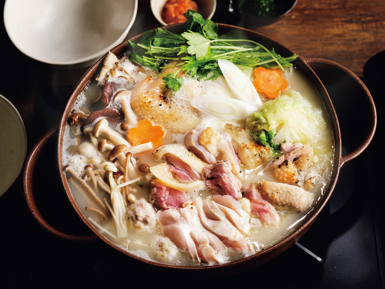 比内地鶏の水炊き鍋セット 2人前（秋田県産比内地鶏モモ肉・胸肉・鶏団子・手羽先・手羽元、野菜10種、ぽん酢、比内地鶏のガラスープ1,000ml） 20,800円／川崎鳥匠