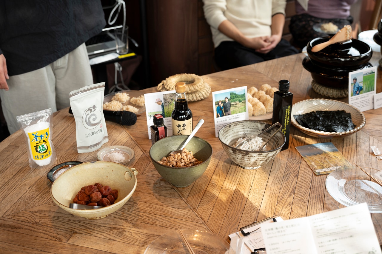 TTFで扱うごはんのお供も一緒に並べて新米を食べ比べ。