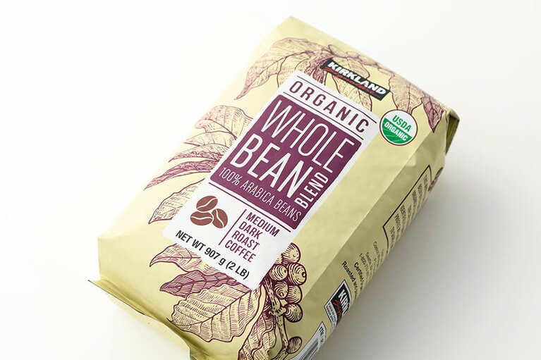 KIRKLAND SIGNATURE「オーガニック ホールビーンブレンド ミディアムダークローストコーヒー」1,359円(907g)。