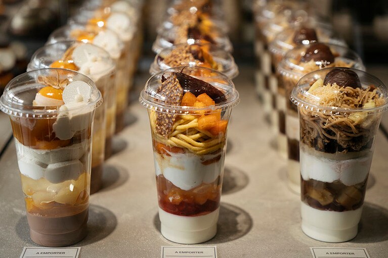 テイクアウトできるパフェとして人気のパルフェ ア アンポルテ 各1,620円〜。