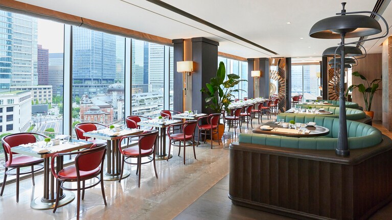 「MAISON MARUNOUCHI」は、暖かく親しみに満ちた雰囲気のフレンチビストロ。人気のアフタヌーンティーはもちろん、朝食からナイトキャップまで、多彩なメニューが楽しめる。