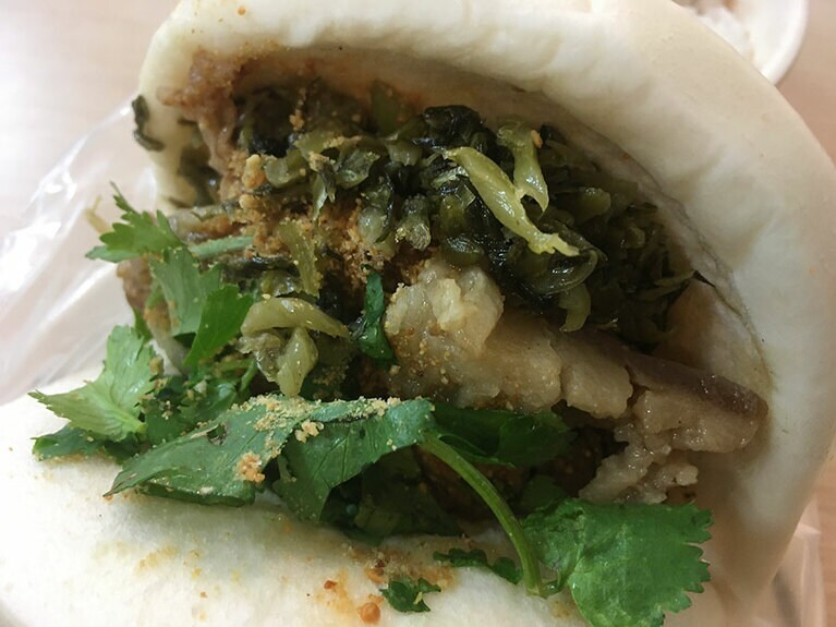 ダイナミックなビジュアルの刈包は具材がたっぷり。