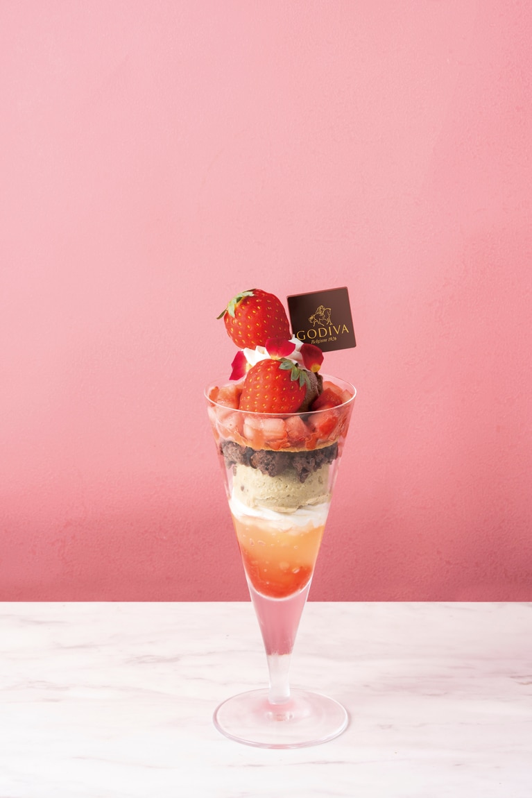 ジャスミンとローズ香るいちごパフェ：2,300円。