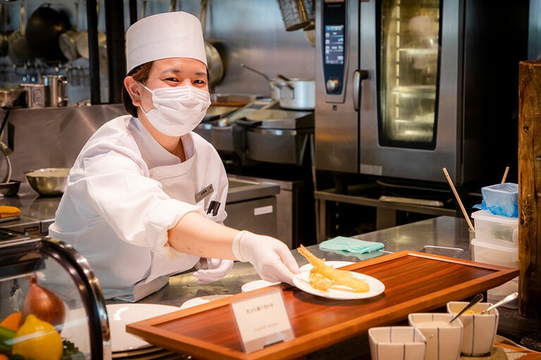 あつあつ＆サクサクの天ぷら。衣がカラリとして、無限に食べられそう。🄫 Hiro Matsui