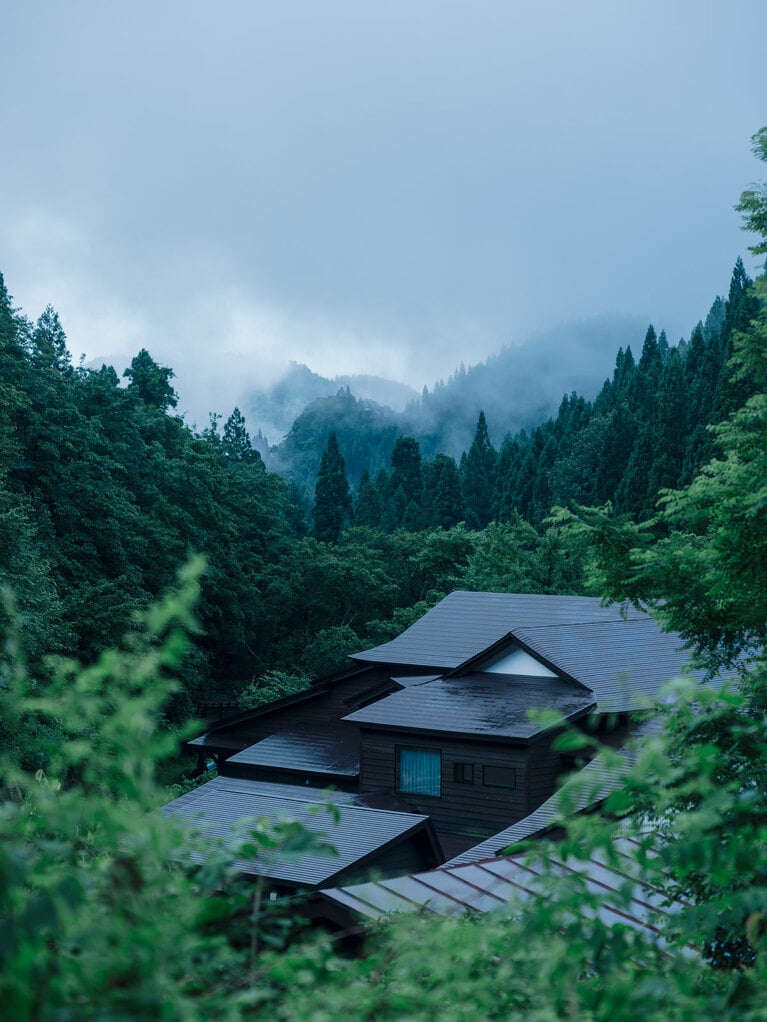 早朝、宿を見下ろす小高い丘からは、山や谷に漂う幻想的な朝もやに出合えることもある。
