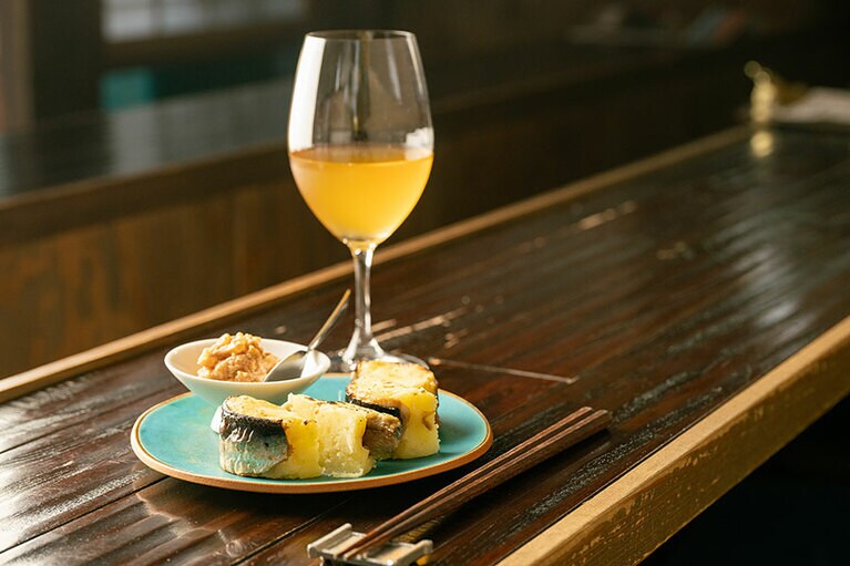 そのままでも、シナモンが利いたりんごのソースを付けても楽しめる「イワシでポテサラ巻き リンゴソース」650円。