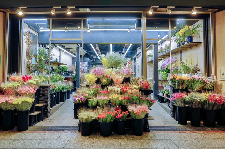 店先から、店の奥までびっしりと花が並ぶ姿は圧巻。