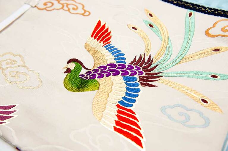 美しい鳳凰の刺繍。