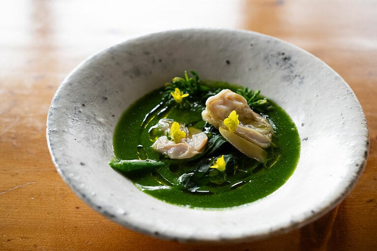 「菜の花のスープ」は、でっかいハマグリと菜の花も添えられた春ならではの組み合わせ。