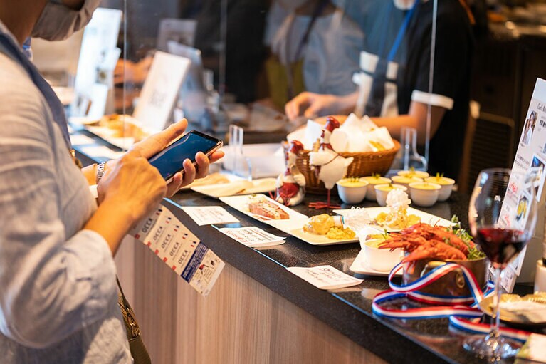 錚々たるシェフによるアミューズは、事前に購入したチケットと交換。