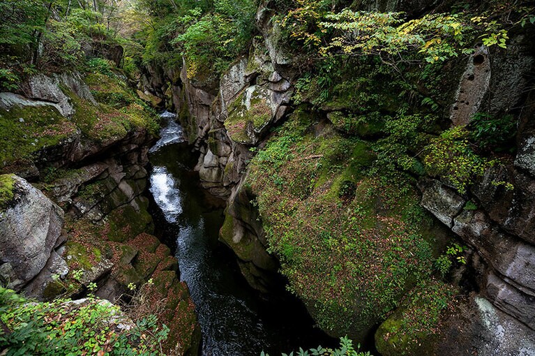 名取川に浸食された巨岩奇石が覆いかぶさるように迫る美しい峡谷。