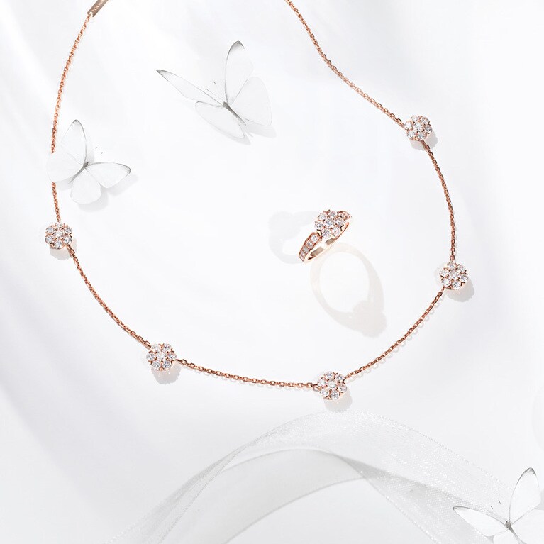 可憐な花冠モチーフにメゾンのサヴォアフェールと歴史が込められて。リングやネックレスをウェディングセットのように装いたい。「フルーレット」ネックレス（RG×DIA）6,164,400円、リング（RG×DIA）2,098,800円。