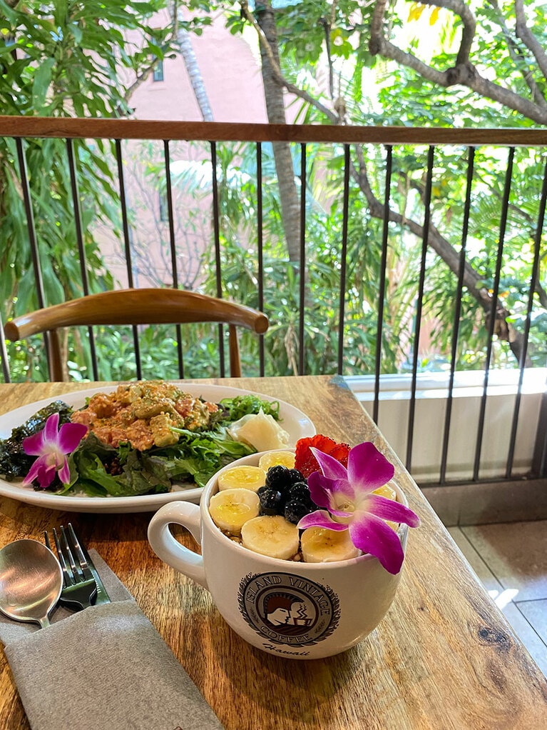 この２つはマストで頼みたい。アサイボウルとスパイシーアヒポケ。19.95ドル。