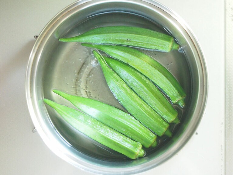 (1) 鍋に湯を沸かし、オクラを茹でます。そのまま茹でるとオクラが弾ける可能性があるので、竹串で予め数カ所穴を開けてから茹でましょう。