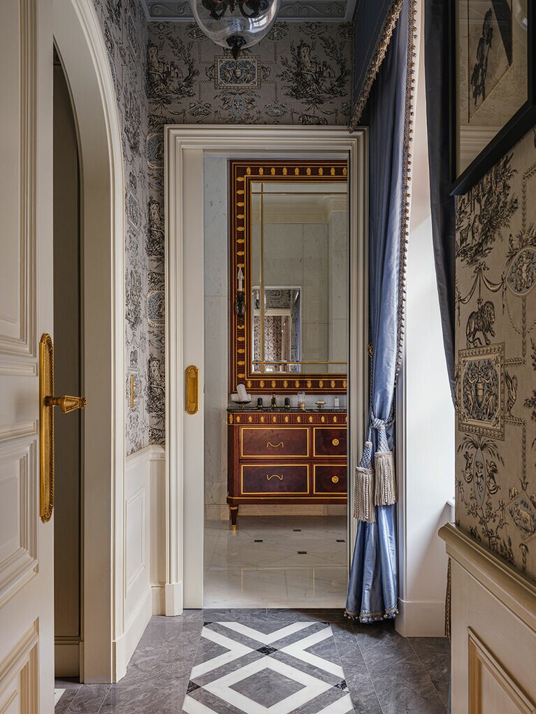 ブルーのカーテンが部屋の名を象徴するプレステージ・ルーム“アクアマリン（305号室）”。