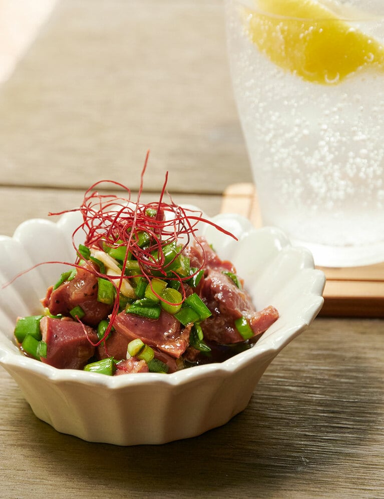 ピリ辛砂肝の冷製『自分をもてなす至福の88品 日本一おいしいソト呑みレシピ』（KADOKAWA）。