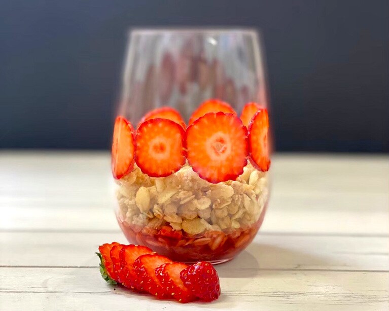 グラスの側面にスライスした苺を貼る。