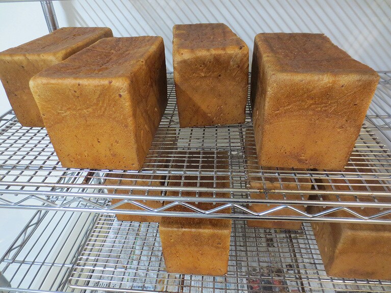 焼きたての食パン。