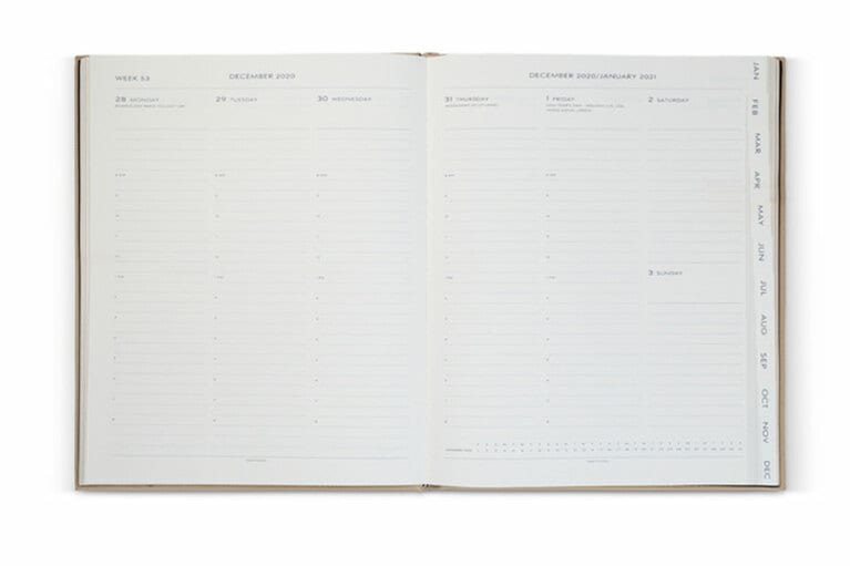 巻末ノート付きの見開き1週間のレイアウト。2021年 Kings ポケット付きダイアリー 40,000円(W21×H26cm)。