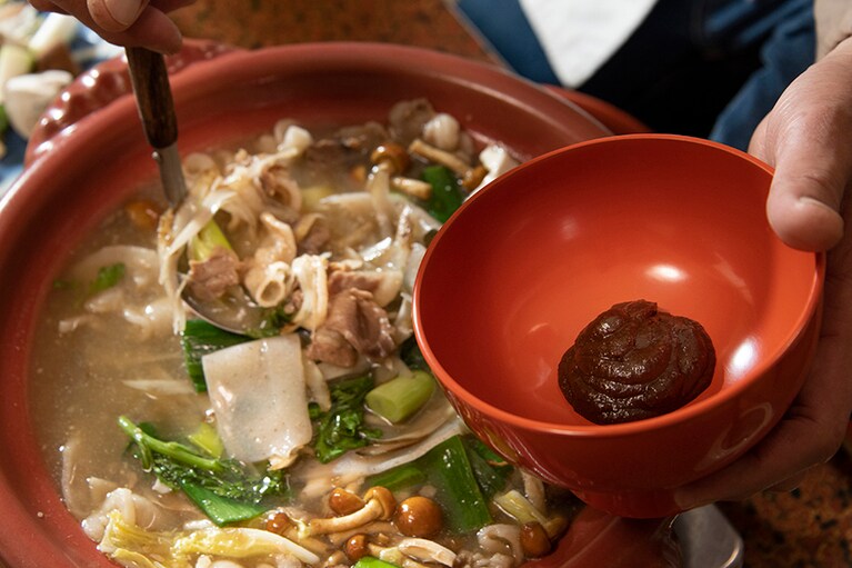 あつあつのぼたん鍋を、赤味噌入りののお椀によそって……。