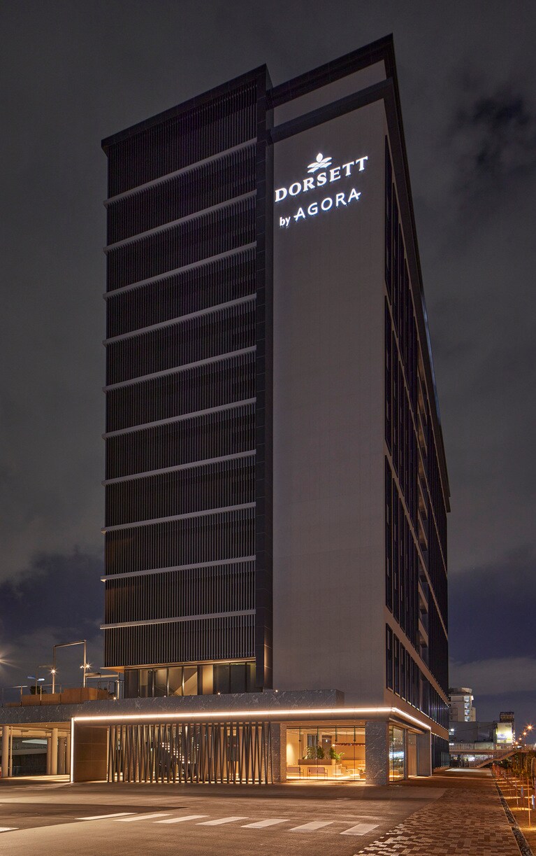 大阪ミナミの中心地・なんばから電車で約 10 分と好立地。堺市内最大規模のベイサイドホテル「ドーセット バイ アゴーラ 大阪堺」の外観。