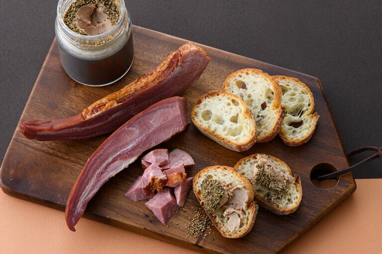 素材の良さを実感。プフェファーレバーヴルスト 150g 1,200円、スモークタン 180g 1,190円／METZGEREI KUSUDA