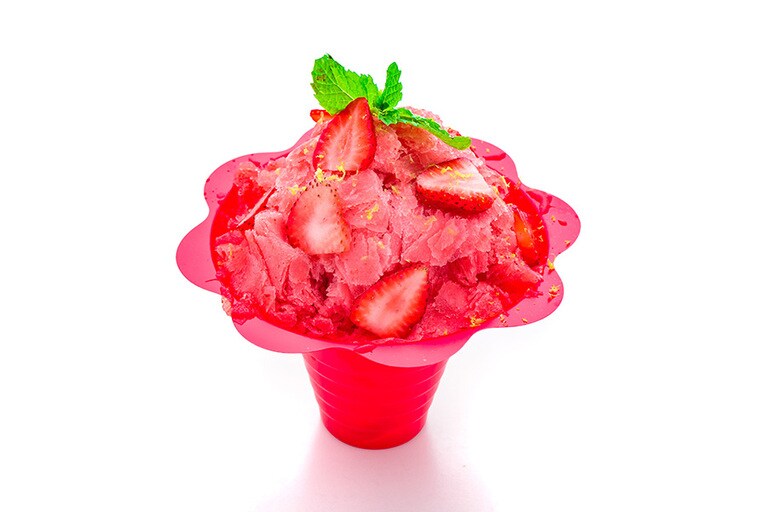 パティシエ、カー=ウエオカ特製のシェイブアイスシェイク(ストロベリー、パイナップル、ハウピアフレーバー)は、ビーチの後のクールダウンに最適。