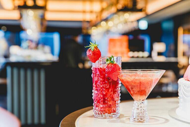 「ストロベリーフィールズ（カクテル）」料金：2,400円、「ストロベリーフィールズ（モクテル）」料金：2,000円、提供時間：15:00～22:00、期間：2024年2月29日（木）まで　※料金はすべて税・サ込。