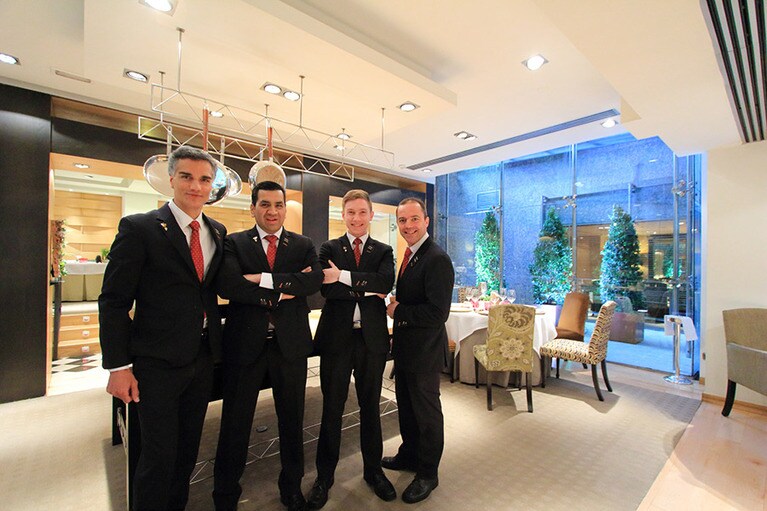 ウェイターの皆さんもダンディでありながら、フレンドリーな笑顔で接客してくれる。