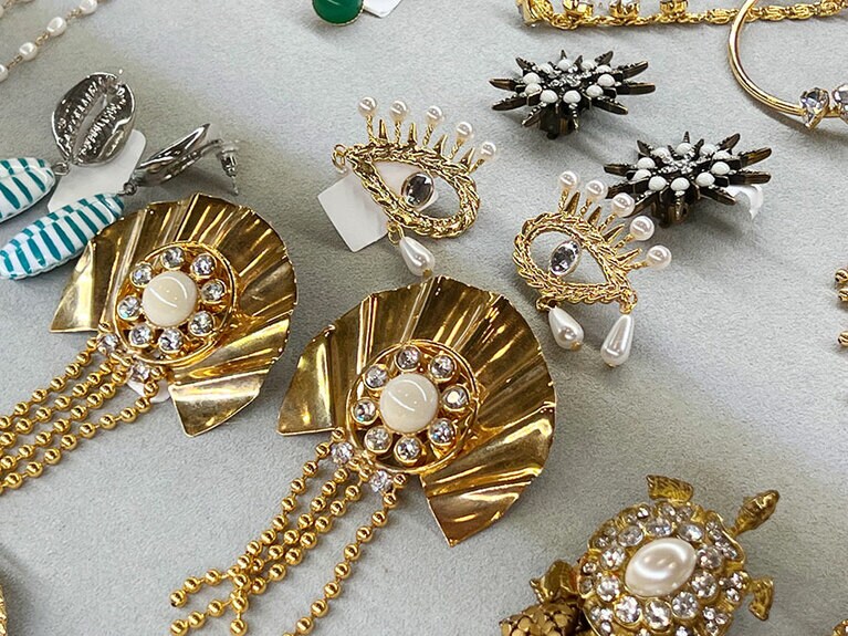 イソギンチャクのピアスは動きがあって華やか。人の目をモチーフにした「オール・アイズ・オン・ユー」のピアス。トルコでは目は魔除けを意味する。