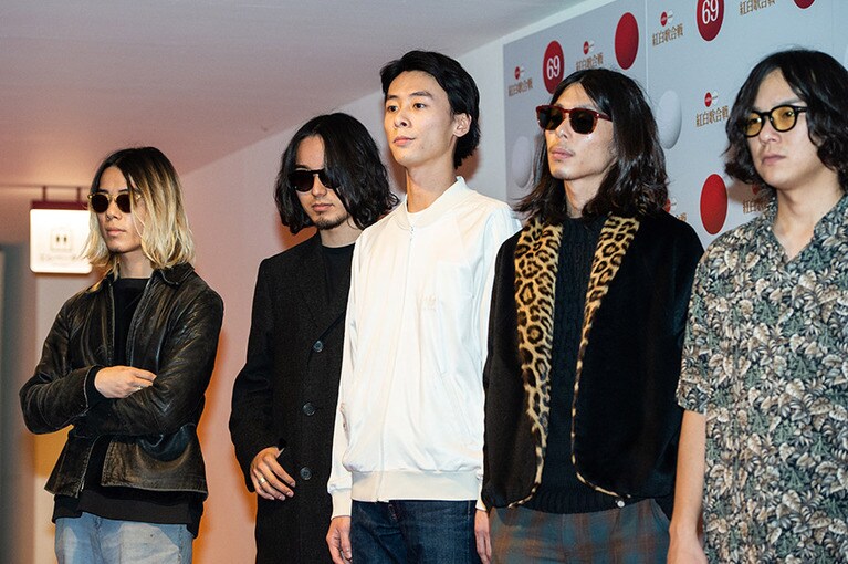 ロン毛＆グラサン率が高いせいか、昭和のヤンチャ系ロックバンドの香りが漂うSuchmos。