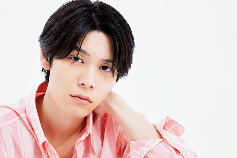 シャツ 36,300円／エルイージェイ、パンツ 42,900円／セラー ドアー、シューズ 25,300円／アーロン(すべてユナイテッドアローズ 六本木ヒルズ店)