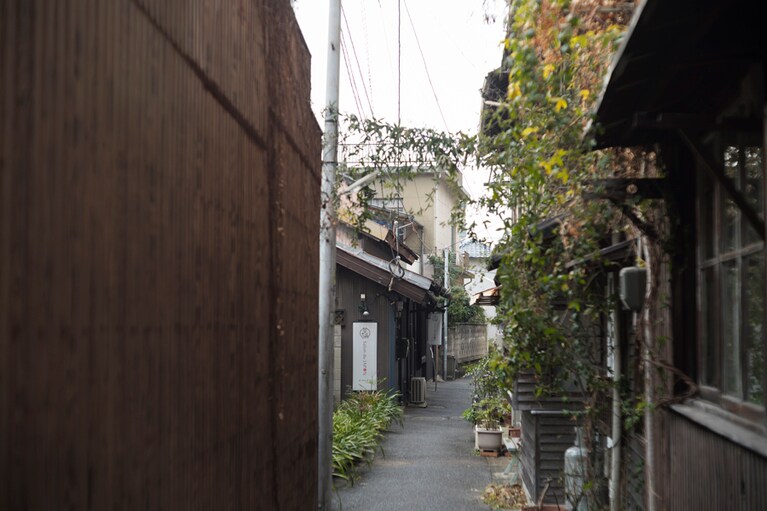 こんなところにカフェが？と思うような細い路地を入っていくと、古民家をリノベーションした「茶論 Salon du JAPON MAEDA」が。