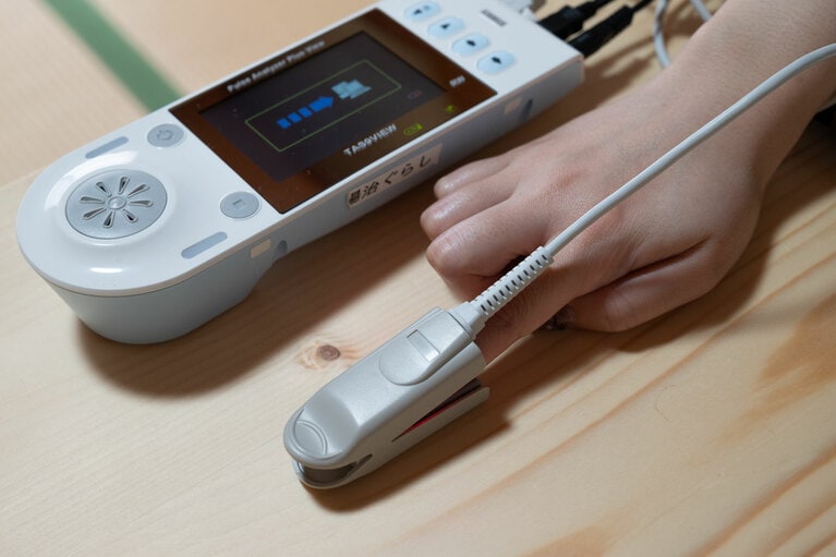 指の毛細血管の血流は機械で2分30秒も測定。