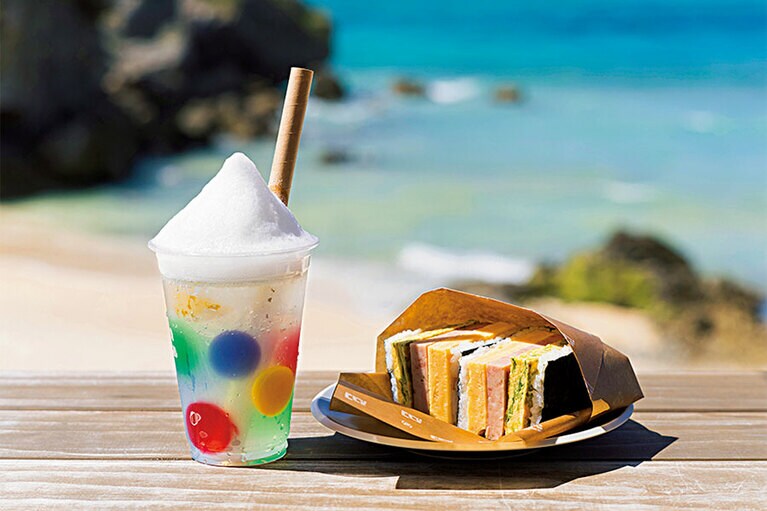 「バンタカフェ」では、気軽なカフェメニューを。〈ぶくぶくジュレソーダ〉909円、〈ポークたまごおにぎり〉636円。